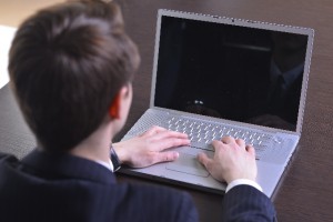パソコンを使うビジネスマン