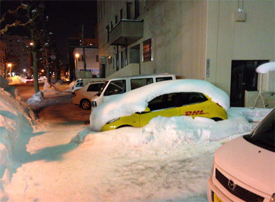 雪で埋もれる車